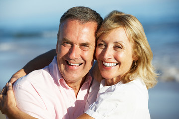 Obraz premium Senior Couple Enjoying Romantic Beach Holiday