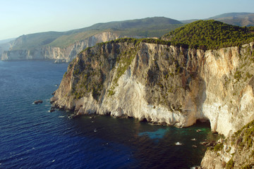 Klifowe wybrzeże na greckiej wyspie Zakynthos © GKor