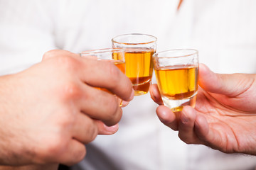 Männer beim Anstoßen mit Rum