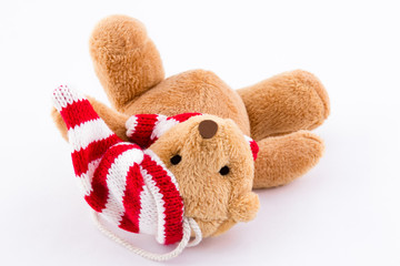 Ourson en peluche allongé sur le dos