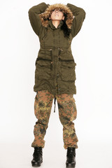 Frau in Tarnkleidung