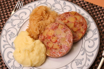 Saumagen mit Kraut und Püree