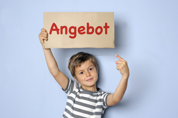 Kind macht mit einem Schild ein Angebot