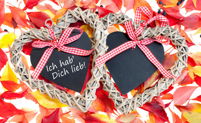 Zwei Herzen auf Blättern mit Spruch