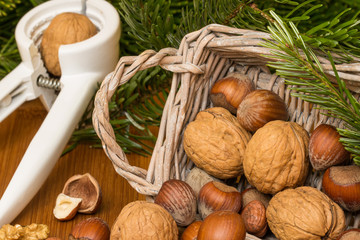 Korb mit Nüssen und Nussknacker