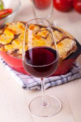 Rotwein mit Lasagne