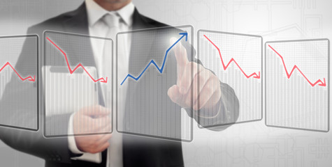 Homme avec une tablette numérique touchant un écran tactil