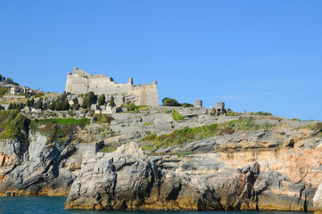 Fototapeta na wymiar Średniowieczne fortyfikacje w pobliżu Portovenere