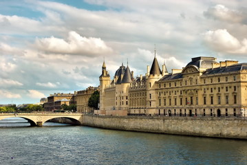 Fototapeta na wymiar Starożytnego zamku na brzegu Sekwany w Paryżu