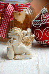 Engel und Weihnachtskugel