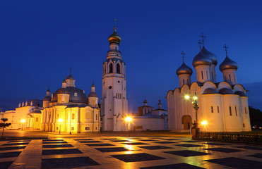 Fototapeta na wymiar Kreml plac nocy z Aleksandra Newskiego Kościół