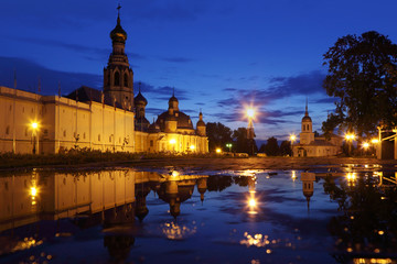 Fototapeta na wymiar kałuża na Kremlu w nocy z placu Aleksandra Newskiego Kościół