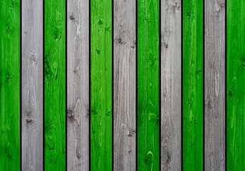 Holzwand mit grünen und grauen Planken als Hintergrund