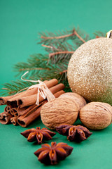 Festliche Weihnachtsdekoration mit Zimt, Anis, Nüssen und Gebä