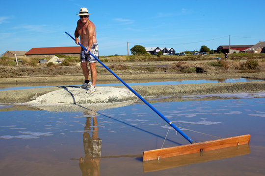 paludier dans les marais salants de gu&eacute;rande