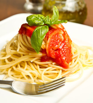 spaghetti al pomodoro e basiico