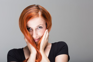 Frau spielt mit ihren Haaren