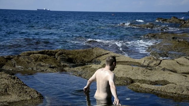 uomo nudo
