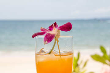 Tropikalny drink ozdobiony kwiatem