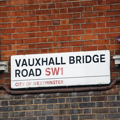 Fototapeta na wymiar London Street Sign - Vauxhall Bridge