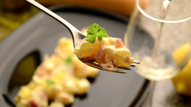 Ensalata compuesta con jamon y patatas