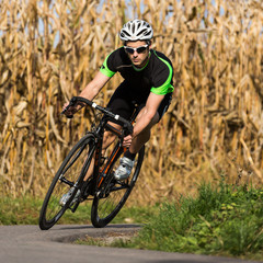 Rennradfahrer in der Kurve