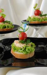 Canapes of chicken with sesame
