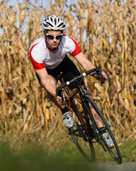 Naklejka premium Rennradfahrer in der Kurve