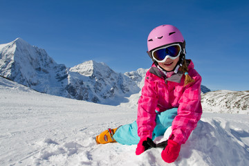Fototapeta na wymiar Narty, śnieg, słońce i zabawa zima - dzieciak gra w śniegu