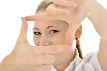Junge Frau formt Finger zu kasten