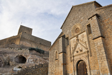 Fototapeta na wymiar Kościół Najświętszej Maryi Panny i Zamek Alcaudete, Jaen (Hiszpania)