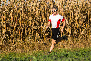 Jogger vor einem Maisfeld