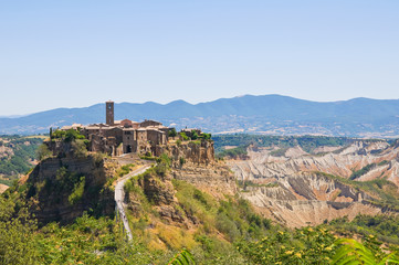 Fototapeta na wymiar Panoramiczny widok z Civita di Bagnoregio. Lacjum. Włochy.