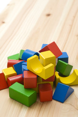 Obraz premium 木の床とカラフルな積み木