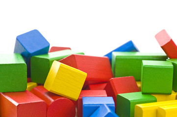 白背景に積み重ねられた積み木