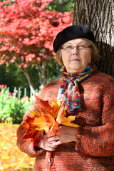 Seniorin beim Herbstspaziergang