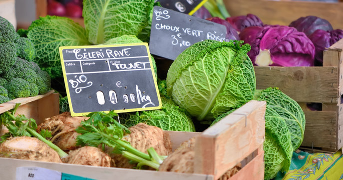 choux verts et rouges,c&eacute;leris sur le march&eacute;
