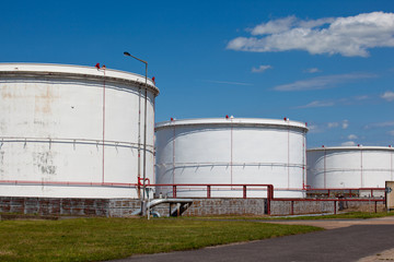 Obraz premium Refinery storage tanks
