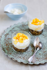 Joghurt mit dem Müsli und Mango