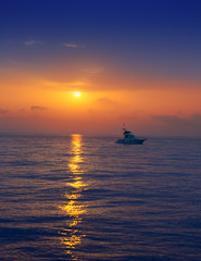 Fototapeta na wymiar fisherboat w horyzoncie na zachód słońca wschód słońca na morzu