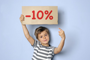 Kind hält Schild mit Typo -10%