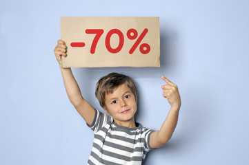 Kind h&auml;lt Schild mit Typo -70%