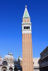 Obraz premium Le Campanile et la basilique Saint-Marc à Venise, Italie