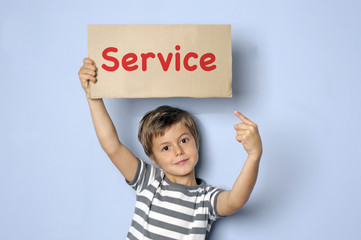 Kind mit Pappschild „Service