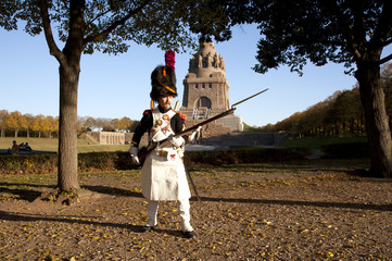 Sappeur der Kaisergarde vor dem Völkerschlachtdenkmal