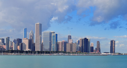 Naklejka premium Chicago skyline over Lake Michigan