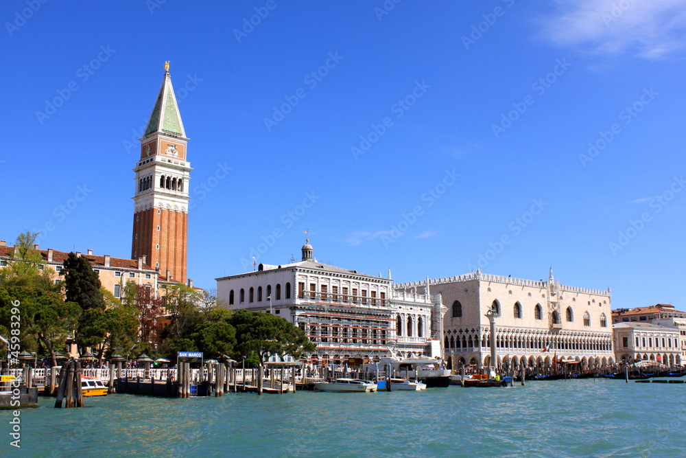 Poster le campanile et le palais des doges à venise - italie