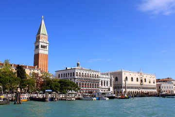 Fototapeta na wymiar Campanile i Pałac Dożów w Wenecji - Włochy