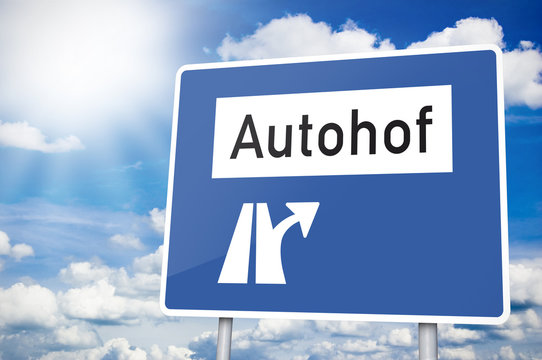 Wegweiser mit Autohof und Sonne