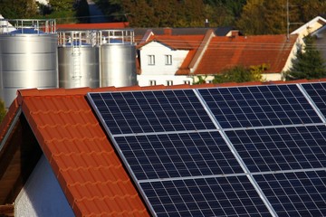 hausdach mit photovoltaikanlage I